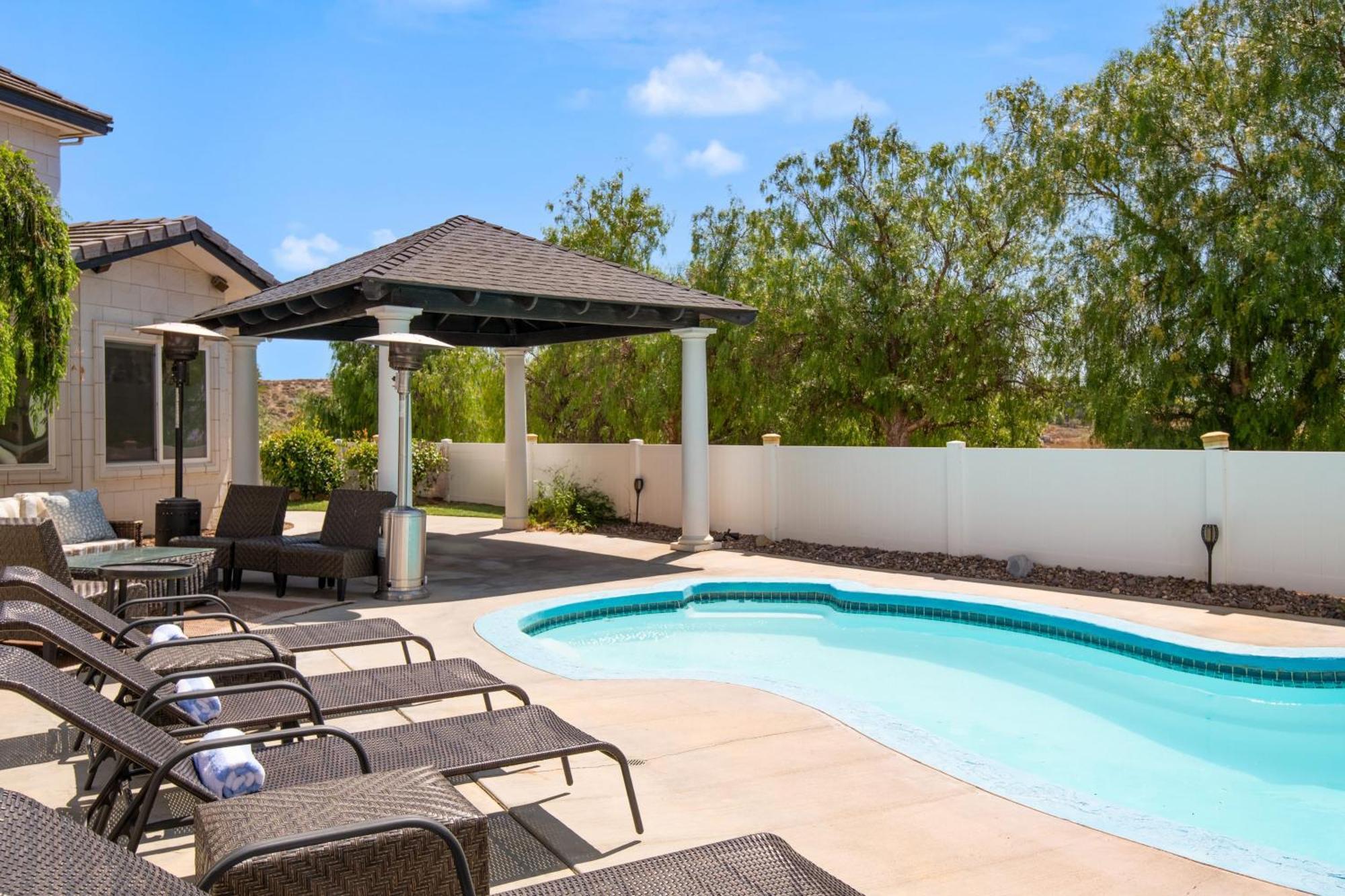 Grand Contento By Avantstay Extraordinary Estate W Pool Hot Tub Movie Room Τεμέκουλα
 Εξωτερικό φωτογραφία