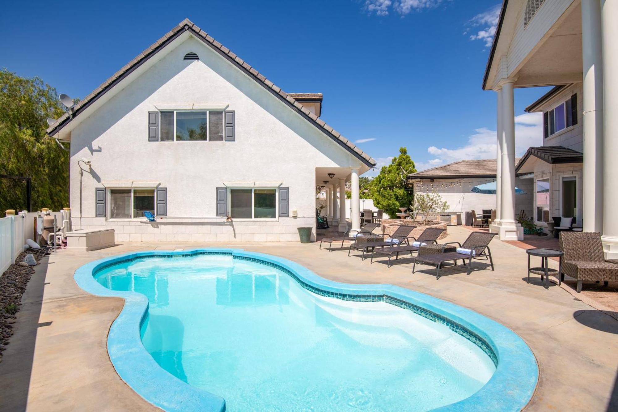 Grand Contento By Avantstay Extraordinary Estate W Pool Hot Tub Movie Room Τεμέκουλα
 Εξωτερικό φωτογραφία