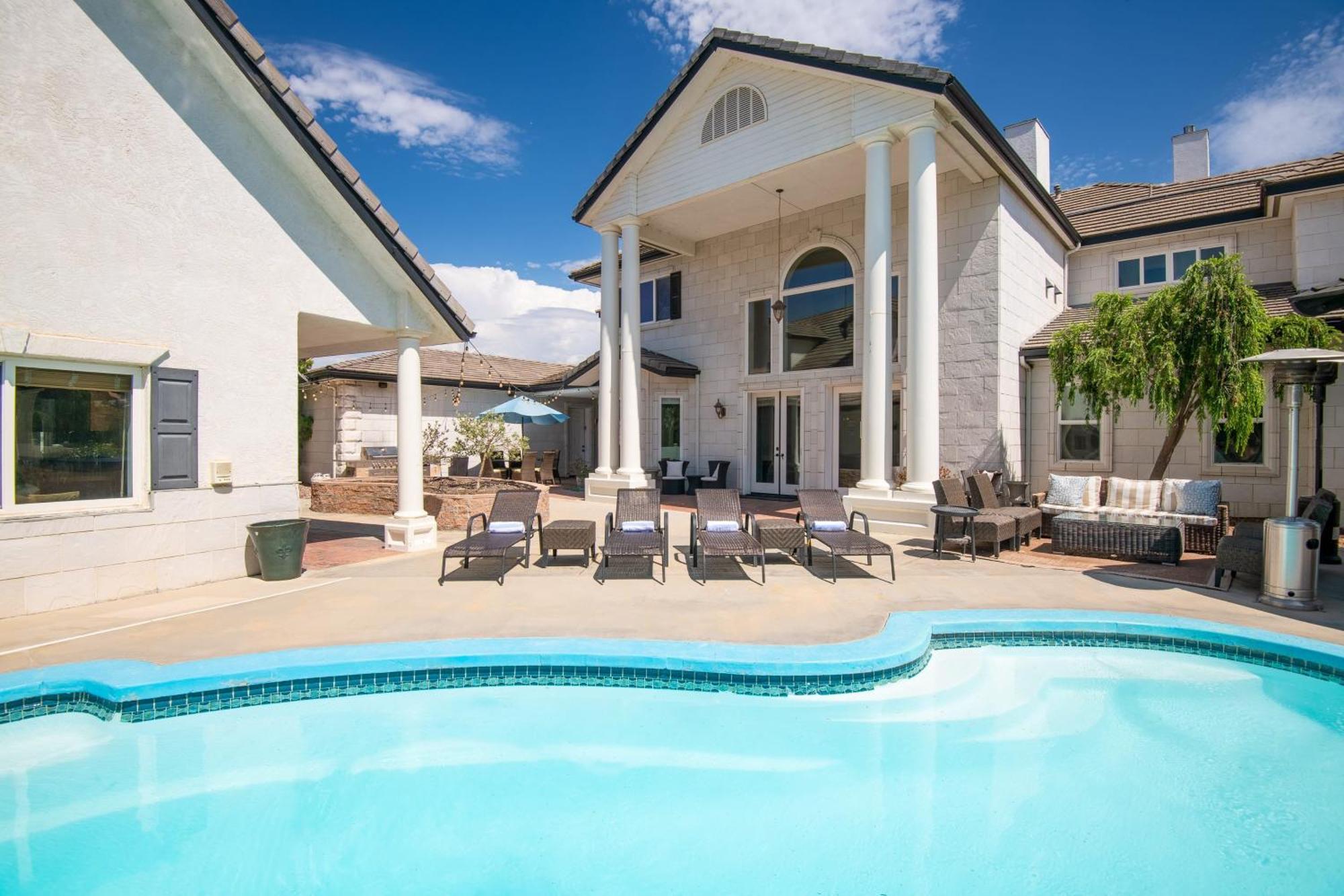 Grand Contento By Avantstay Extraordinary Estate W Pool Hot Tub Movie Room Τεμέκουλα
 Εξωτερικό φωτογραφία