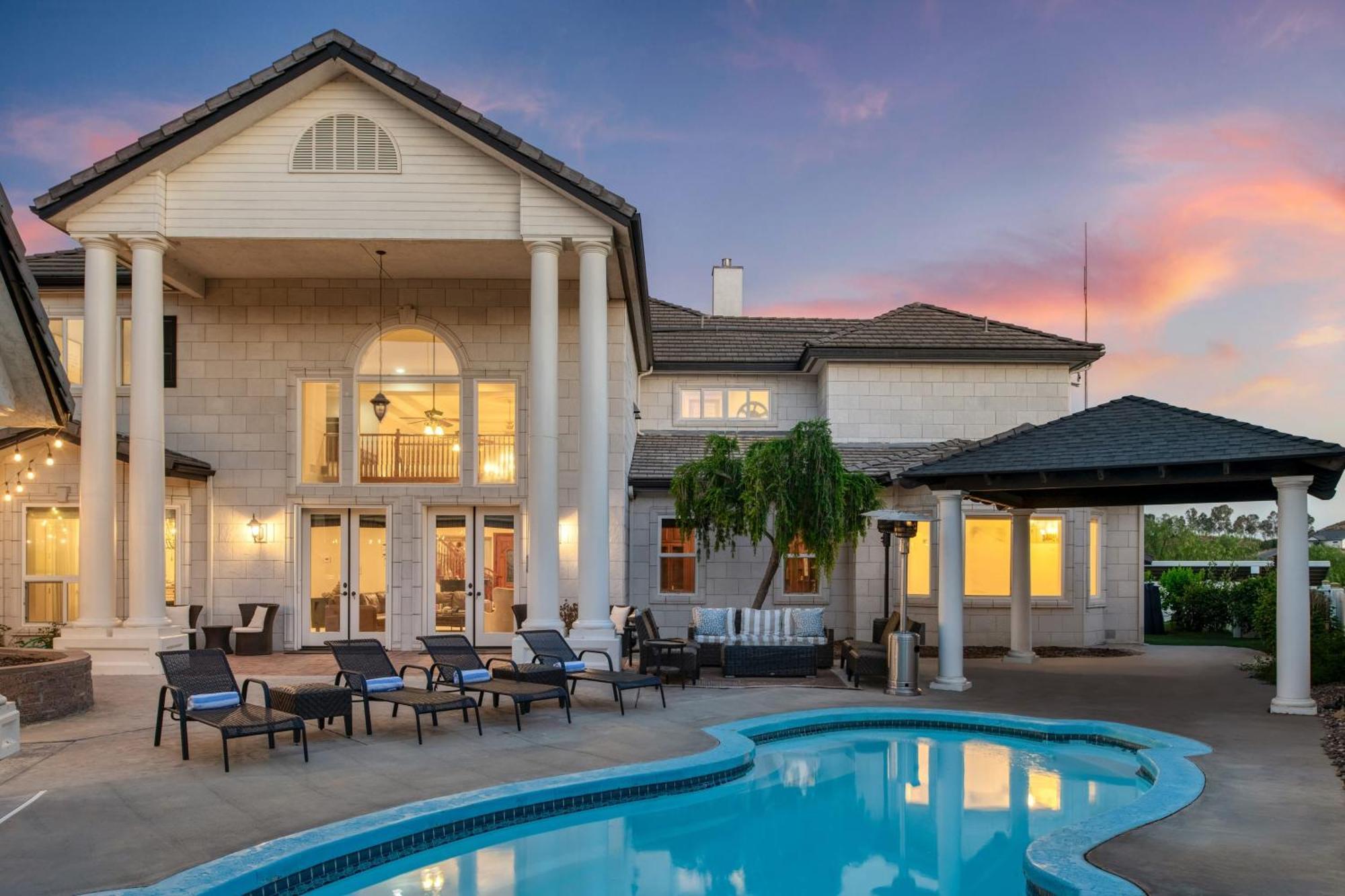 Grand Contento By Avantstay Extraordinary Estate W Pool Hot Tub Movie Room Τεμέκουλα
 Εξωτερικό φωτογραφία